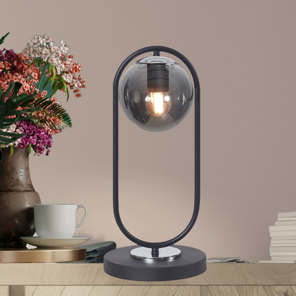 Lámpara de mesa moderna de metal negro con globo ahumado - Acentos cromados - Luz de escritorio industrial minimalista y elegante - Decoración contemporánea del hogar