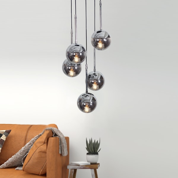 Lustre élégant chromé avec globes en verre fumé, suspension moderne minimaliste multi-sphères avec détails noirs