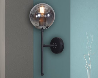 Eigentijdse gerookte bolvormige wandkandelaar met zwarte metalen en chromen accenten, moderne, luxe wandgemonteerde leeslamp Inscapes Design