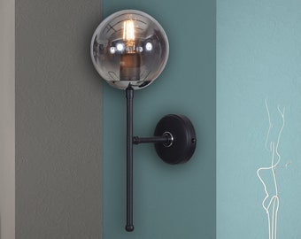 Applique murale globe contemporaine fumée avec détails en métal noir et chrome, lampe de lecture murale moderne et luxueuse Inscapes Design