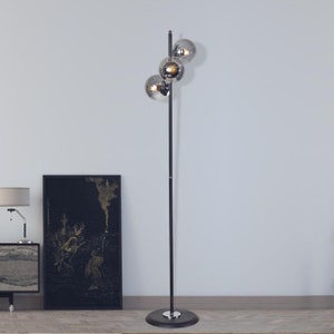 Élégant lampadaire globe en verre fumé triple, métal noir avec touches de chrome, luminaire sur pied contemporain design de luxe multi-lumières image 2