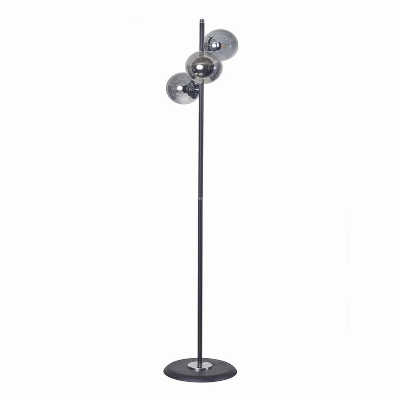 Élégant lampadaire globe en verre fumé triple, métal noir avec touches de chrome, luminaire sur pied contemporain design de luxe multi-lumières Chrome Floor Lamp