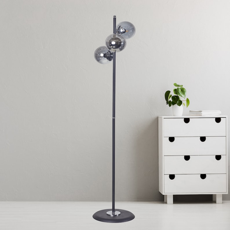 Élégant lampadaire globe en verre fumé triple, métal noir avec touches de chrome, luminaire sur pied contemporain design de luxe multi-lumières image 6