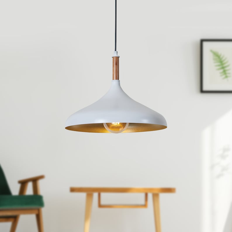 Luzarana Lampe à suspension blanche et dorée d'inspiration scandinave, câble réglable de 35 cm, forme minimaliste avec détails en bois, plafonnier moderne en métal Blanc