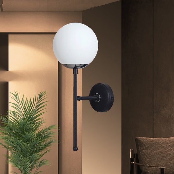 Applique murale moderne en forme de globe blanc avec éléments décoratifs en métal noir chromé, luminaire mural élégant en forme de globe pour une décoration contemporaine