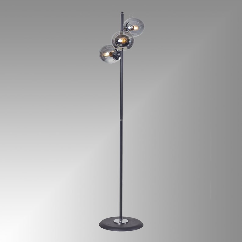 Élégant lampadaire globe en verre fumé triple, métal noir avec touches de chrome, luminaire sur pied contemporain design de luxe multi-lumières image 8