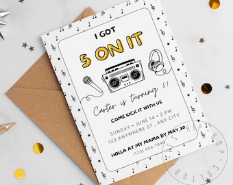 Könnte beinhalten: Eine weiße Einladungskarte mit schwarzem und gelbem Text und Illustrationen. Der Text lautet "I got 5 on it" mit einem Ghettoblaster und Kopfhörern. Die Einladung ist für Carters 5. Geburtstagsparty. Der Text enthält auch das Datum, die Uhrzeit und den Ort der Party.