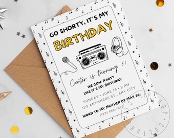 Könnte beinhalten: Eine weiße Geburtstagseinladung mit schwarzem und gelbem Text. Die Einladung zeigt einen Ghettoblaster, ein Mikrofon und Kopfhörer. Der Text lautet "Go Shorty, It's My Birthday" und "Carter wird 5!"