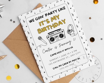 Könnte beinhalten: Eine weiße Geburtstagseinladung mit schwarzem und gelbem Text. Die Einladung lautet "We gon' party like it's my birthday." Sie zeigt einen Comic-Boombox, ein Mikrofon und Kopfhörer. Die Einladung ist für Carters Geburtstagsparty am 14. Juni um 14:00 Uhr. Die Adresse lautet 123 Anywhere St., Any City. Das RSVP-Datum ist der 30. Mai und die Telefonnummer lautet (123) 456-7890.