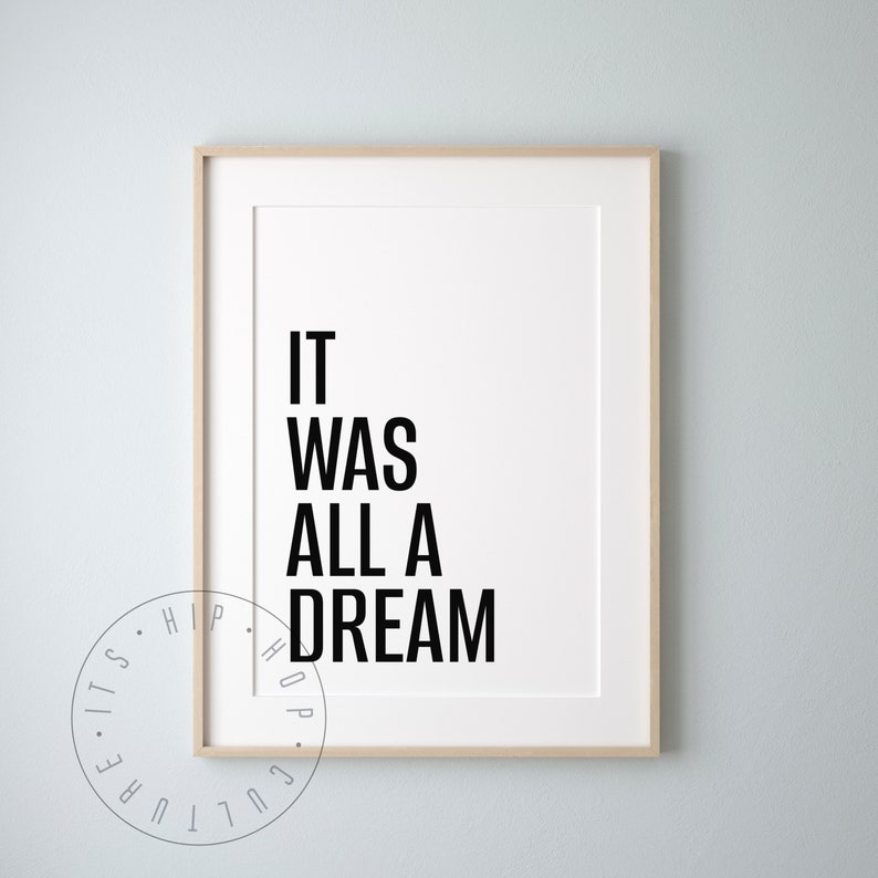 Puede incluir: Una impresi&oacute;n enmarcada con el texto "IT WAS ALL A DREAM" en letras negras sobre un fondo blanco.