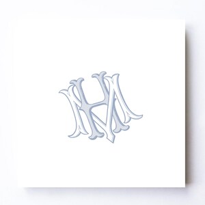 Puede incluir: Un monograma azul claro con las letras H y M entrelazadas en un estilo vintage elegante. El diseño está sobre un fondo blanco, creando un aspecto clásico y sofisticado. El monograma se utiliza probablemente para papelería o artículos personalizados.