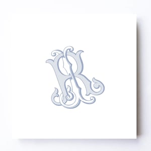 Pode incluir: Um monograma azul claro e ornamentado com as letras "R" e "R" entrelaçadas sobre um fundo branco. O design tem um estilo vintage, caligráfico, com enfeites decorativos e detalhes de linhas finas, adequado para papelaria ou branding.