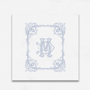 Könnte beinhalten: Ein blaues Monogramm mit den Buchstaben "CM" in einem dekorativen, verzierten Rahmen. Der Rahmen besteht aus geschwungenen Linien und Verzierungen.