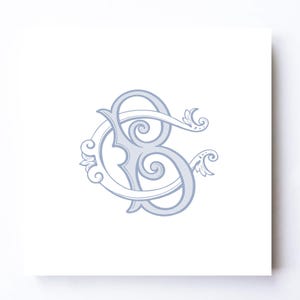 Könnte beinhalten: Ein hellblaues Monogramm-Design mit den verschlungenen Buchstaben "B" und "C" in einem eleganten, Vintage-Stil. Das Design umfasst dekorative Verzierungen und ist vor einem weißen Hintergrund platziert, geeignet für Schreibwaren oder Branding.