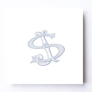 Puede incluir: Un monograma azul claro con las letras "S" y "J" entrelazadas con adornos decorativos. El diseño está centrado en un cuadrado blanco, creando una estética clásica y elegante. Ideal para papelería o regalos personalizados.