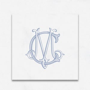 Puede incluir: Un diseño de monograma azul claro con las letras "C" y "M" entrelazadas. Las elegantes letras estilizadas se destacan sobre un fondo blanco. El diseño tiene una estética clásica y vintage, adecuado para papelería o artículos personalizados.