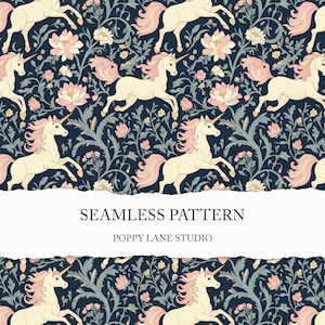 Op de afbeelding: Een naadloos patroon met witte eenhoorns met roze manen en staarten die galopperen over een donkerblauwe achtergrond met ingewikkelde bloemmotieven in roze, groene en witte tinten. De tekst "SEAMLESS PATTERN" en "POPPY LANE STUDIO" wordt weergegeven op een witte banner.