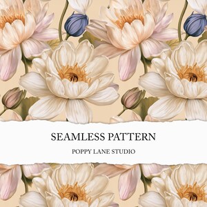 Könnte beinhalten: Ein nahtloses Muster mit großen, blassrosa und weißen Lotusblüten mit gelben Zentren und dunkelblauen Knospen auf hellbeigem Hintergrund. Ein weißes horizontales Band in der Mitte zeigt den Text SEAMLESS PATTERN POPPY LANE STUDIO.