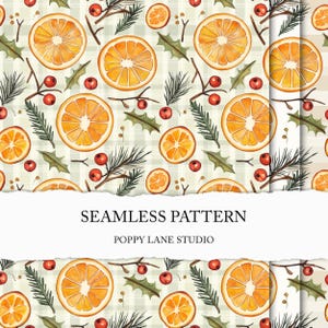 Op de afbeelding: Waterverf naadloos patroon met sinaasappelschijfjes, hulstbladeren, rode bessen en dennentakken op een licht geruite achtergrond. De tekst "SEAMLESS PATTERN" en "POPPY LANE STUDIO" worden weergegeven.
