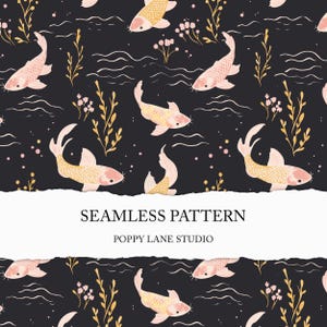 Puede incluir: Patrón sin costuras con peces koi rosas y dorados sobre un fondo azul oscuro, con algas doradas y flores rosas. Se muestra el texto "SEAMLESS PATTERN" y "POPPY LANE STUDIO".