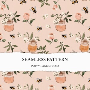 Puede incluir: Un patrón sin costuras con tarros de miel, abejas y delicadas flores blancas sobre un fondo rosa claro. El texto "Seamless Pattern" y "Poppy Lane Studio" se muestra en una pancarta blanca.