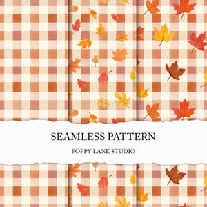Op de afbeelding: Een naadloos patroonontwerp met een oranje en crème ruitjesmotief, versierd met kleurrijke herfstbladeren. De tekst "SEAMLESS PATTERN" en "POPPY LANE STUDIO" wordt weergegeven op een witte gescheurde papieren strook.