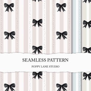 以下が含まれることがあります： ストライプの背景に黒いリボンをあしらったシームレスパターン。ストライプは、薄いピンク、白、水色を交互に配置し、点線が施されています。「SEAMLESS PATTERN」と「POPPY LANE STUDIO」の文字が表示されています。