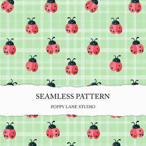 Pode incluir: Um padrão sem costura com joaninhas vermelhas com pintas pretas e antenas, sobre um fundo xadrez verde claro. O texto "SEAMLESS PATTERN" e "POPPY LANE STUDIO" é exibido em uma tira de papel rasgada.