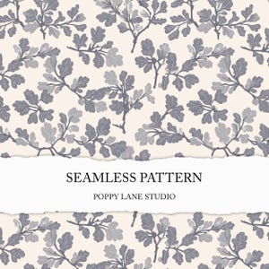 Peut inclure: Un motif sans couture avec un motif répétitif de feuilles de chêne grises sur un fond crème. Le texte "Seamless Pattern" et "Poppy Lane Studio" est affiché sur un morceau de papier déchiré.