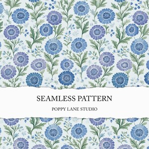Pode incluir: Um padrão sem costura com desenhos florais azuis e roxos e folhas verdes sobre um fundo claro. O texto "SEAMLESS PATTERN" e "POPPY LANE STUDIO" são exibidos em uma tira de papel rasgada branca.