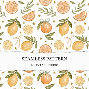 Op de afbeelding: Een naadloos patroon met illustraties van hele en gesneden sinaasappels en citroenen, groene bladeren, kleine gouden sterren en lichtgekleurde linten op een witte achtergrond. De tekst SEAMLESS PATTERN en POPPY LANE STUDIO staat centraal.