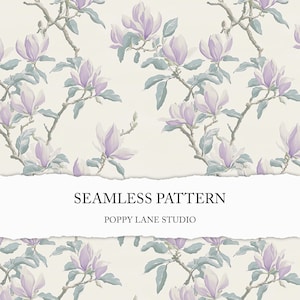 Op de afbeelding: Een naadloos patroon met delicate paarse magnolia bloemen en groene bladeren op een licht crème achtergrond. De tekst "Seamless Pattern" en "Poppy Lane Studio" wordt weergegeven op een witte banner.
