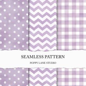Può includere: Un design a motivo continuo con tre motivi distinti in lavanda e bianco. I motivi includono pois, un motivo a zig-zag e un motivo a quadretti gingham. Il testo "SEAMLESS PATTERN" e "POPPY LANE STUDIO" è visualizzato su uno striscione bianco.