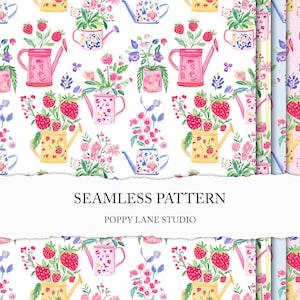 Könnte beinhalten: Ein nahtloses Muster mit Aquarellillustrationen von rosa und gelben Gießkannen, gefüllt mit roten Erdbeeren und verschiedenen rosa und violetten Blumen auf weißem Grund. Der Text SEAMLESS PATTERN POPPY LANE STUDIO ist sichtbar.