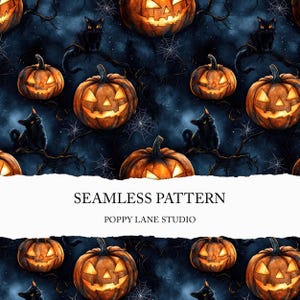 Op de afbeelding: Een naadloos patroon met zwarte katten en jack-o'-lantern pompoenen op een donkerblauwe achtergrond met witte spinnenwebben. De tekst "Seamless Pattern" en "Poppy Lane Studio" wordt weergegeven op een witte gescheurde papieren banner.