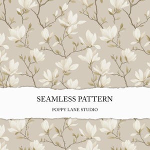 Op de afbeelding: Een naadloos patroon met witte magnolia bloemen op een beige achtergrond. Het patroon wordt herhaald over de hele afbeelding. De tekst "SEAMLESS PATTERN" en "POPPY LANE STUDIO" wordt weergegeven op een witte banner.