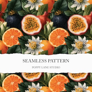 Può includere: Un motivo continuo con frutti della passione tagliati, arance e fiori della passione bianchi con foglie verde scuro. Una fascia orizzontale bianca al centro mostra il testo nero SEAMLESS PATTERN e POPPY LANE STUDIO.