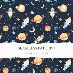 Puede incluir: Patrón sin costuras con cohetes, planetas con anillos, estrellas y lunas crecientes sobre un fondo azul oscuro. El diseño incluye elementos naranjas, amarillos, blancos y azules, creando una ilustración con temática espacial. También se ve el texto "SEAMLESS PATTERN" y "POPPY LANE STUDIO".