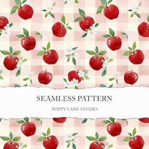 Può includere: Un motivo senza cuciture con illustrazioni ad acquerello di mele rosse, foglie verdi e fiori bianchi. Il design è ambientato su uno sfondo a quadretti rosa e bianchi. È presente anche il testo "SEAMLESS PATTERN" e "POPPY LANE STUDIO".