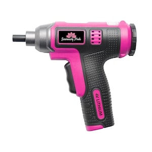 Puede incluir: Un destornillador inalámbrico rosa y negro con un mango de goma negro. El destornillador tiene una batería de litio de 4V y una etiqueta que dice "Seriously Pink" con un diseño de flor rosa.