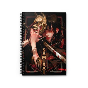 Pode incluir: Caderno espiral com uma ilustração dramática de uma pessoa segurando uma máscara dourada e uma katana. A palavra "SAMURAI" é impressa verticalmente em ouro. A obra de arte tem uma estética sombria com detalhes em vermelho.