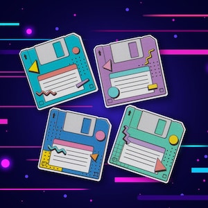 Puede incluir: Cuatro pegatinas cuadradas de disquetes con una estética retro en colores pastel que incluyen azul cerceta, morado, azul y verde menta. Cada disquete tiene un área de etiqueta blanca con líneas horizontales y varias formas geométricas.