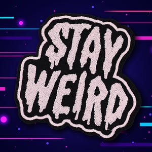 Broderad lapp med texten "Stay Weird" – Stryk-på/Sy-på Weirdcore-citat