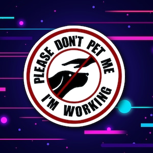 Puede incluir: Un círculo blanco con un borde rojo y el texto "Please Don't Pet Me I'm Working" en negro. Una silueta negra de un perro con una mano que se extiende para acariciarlo está tachada con una línea roja.
