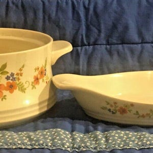 Lot van 2 BAKE SERVE N STORE vintage braadpan met zoete bloemen en souffleschalen