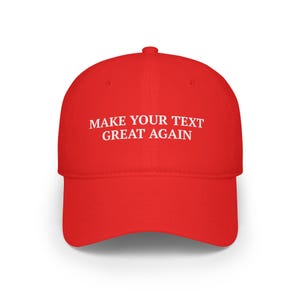 Peut inclure: Casquette de baseball rouge vif avec une visière incurvée. Le texte blanc "MAKE YOUR TEXT GREAT AGAIN" est imprimé sur le devant. Le chapeau est fait d'un tissu résistant et a une couronne structurée.