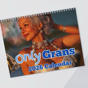 Op de afbeelding: Een spiraalgebonden kalender met een vrouw met zilver haar, die een met juwelen bezette ketting en oorbellen draagt. De kalenderomslag heeft de tekst "Only Grans 2026 Calendar" in blauw en wit. De achtergrond is een vage buitenscène.