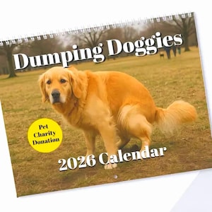 Peut inclure: Calendrier 2026 à spirales intitulé "Dumping Doggies" avec un golden retriever dans un champ herbeux. Un cercle jaune indique un don de charité pour animaux. Le calendrier a un fond blanc.
