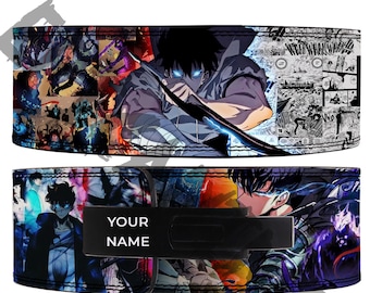 Könnte beinhalten: Ein schwarzer Gewichthebergürtel mit einem farbenfrohen Anime-Design, das einen Charakter mit blauen Haaren und Augen zeigt. Der Gürtel hat eine schwarze Metallschnalle mit dem Text "YOUR NAME" darauf.