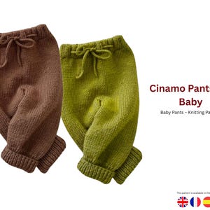 Può includere: Due paia di pantaloni per neonati lavorati a maglia, marroni e verdi. I pantaloni hanno un girovita con coulisse e polsini a coste. Il testo "Cinamo Pants For Baby" è visualizzato, insieme a "Baby Pants - Knitting Pattern".